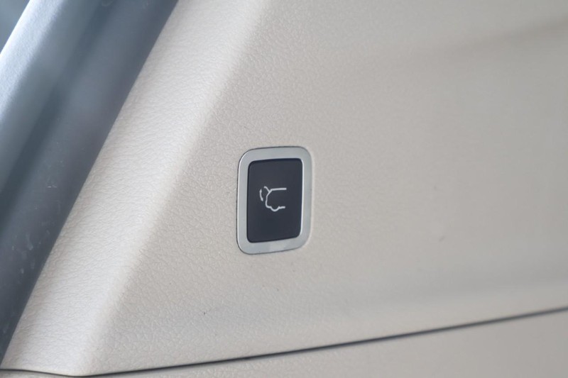 Chrysler Pacifica Vehicle Full-screen Gallery Image 09