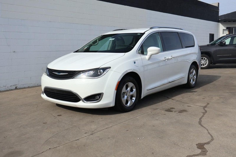 Chrysler Pacifica Vehicle Full-screen Gallery Image 12