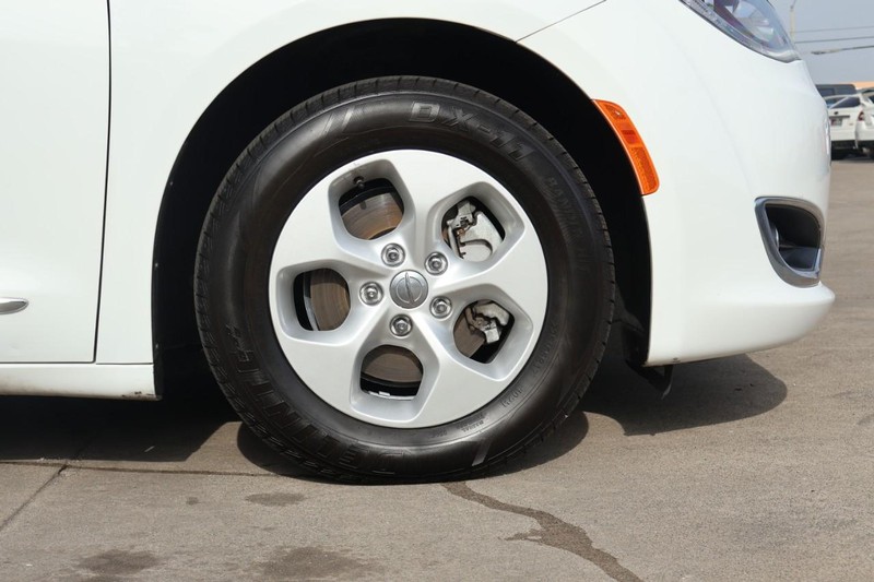 Chrysler Pacifica Vehicle Full-screen Gallery Image 14