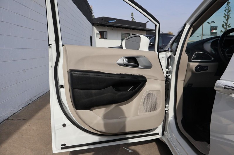 Chrysler Pacifica Vehicle Full-screen Gallery Image 15