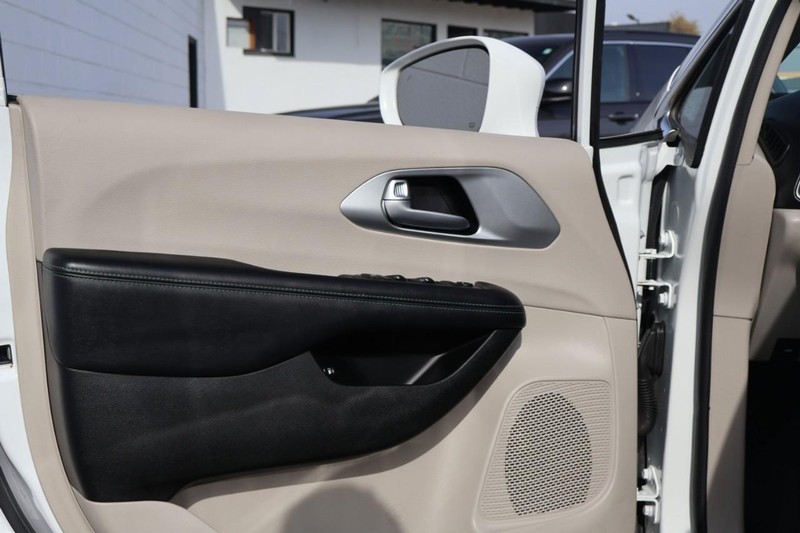 Chrysler Pacifica Vehicle Full-screen Gallery Image 16