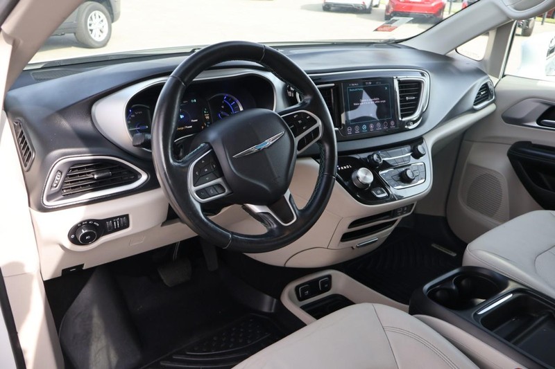 Chrysler Pacifica Vehicle Full-screen Gallery Image 17