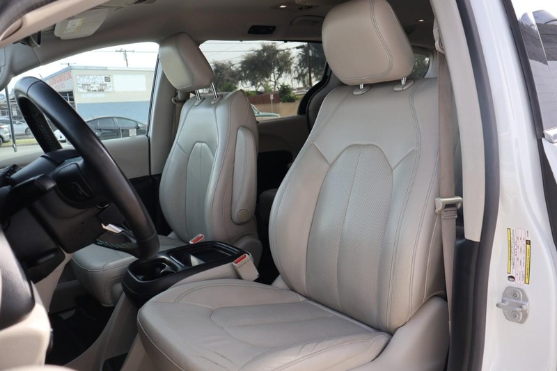 Chrysler Pacifica Vehicle Full-screen Gallery Image 19