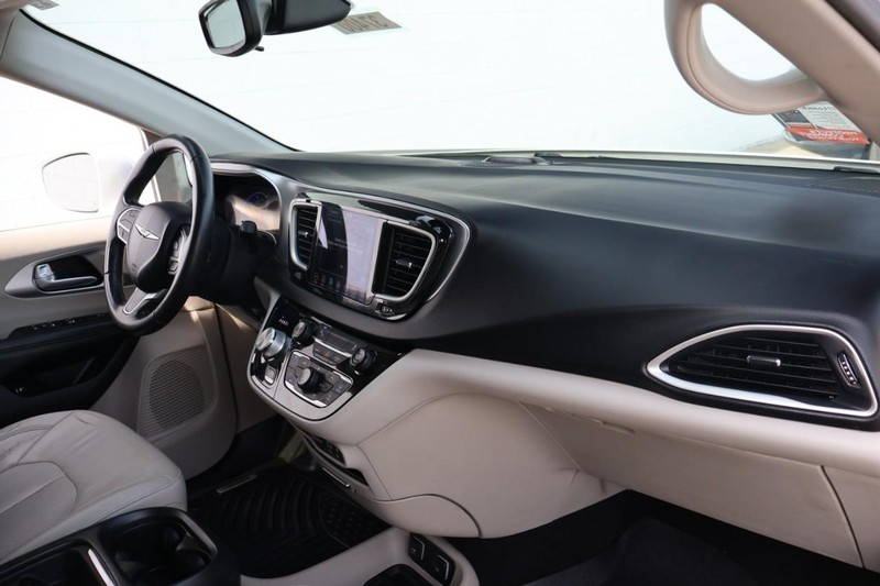 Chrysler Pacifica Vehicle Full-screen Gallery Image 21