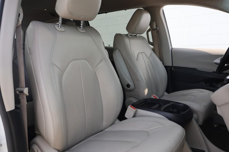 Chrysler Pacifica Vehicle Full-screen Gallery Image 22