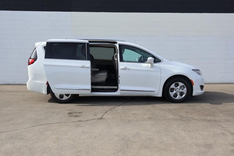 Chrysler Pacifica Vehicle Full-screen Gallery Image 23