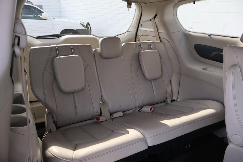 Chrysler Pacifica Vehicle Full-screen Gallery Image 26