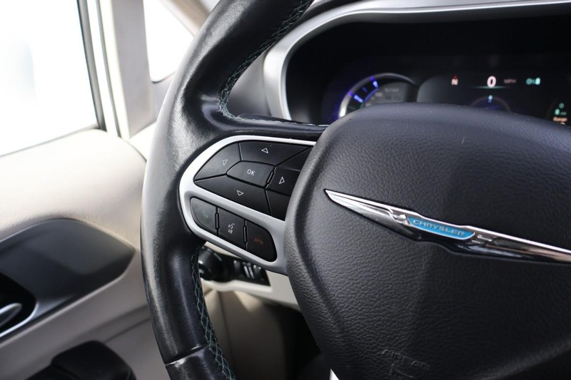 Chrysler Pacifica Vehicle Full-screen Gallery Image 32
