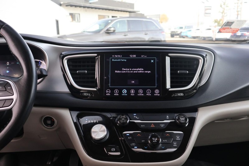 Chrysler Pacifica Vehicle Full-screen Gallery Image 34