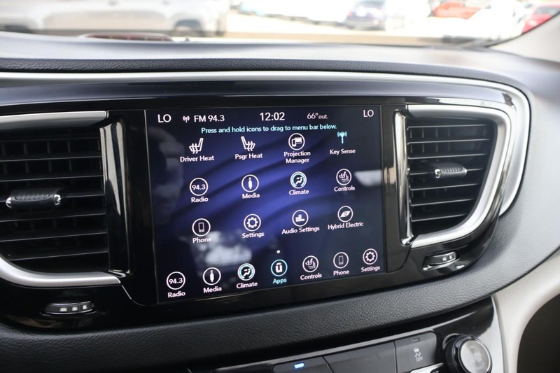 Chrysler Pacifica Vehicle Full-screen Gallery Image 35