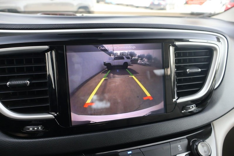 Chrysler Pacifica Vehicle Full-screen Gallery Image 36