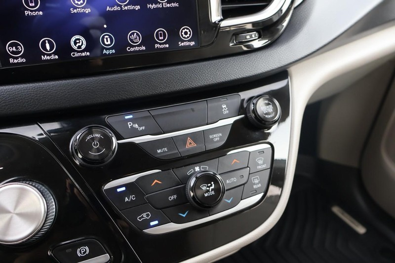 Chrysler Pacifica Vehicle Full-screen Gallery Image 37