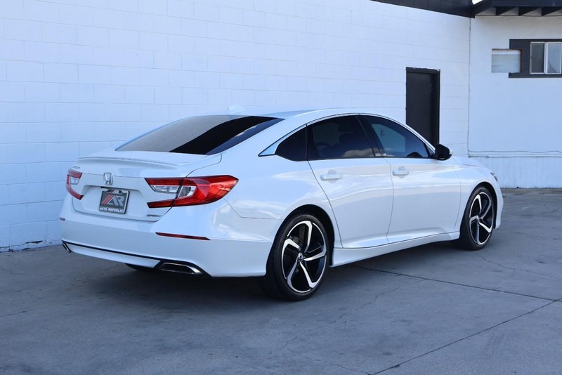 Honda Accord Sedan Vehicle Full-screen Gallery Image 05