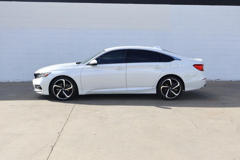 Honda Accord Sedan Vehicle Full-screen Gallery Image 10