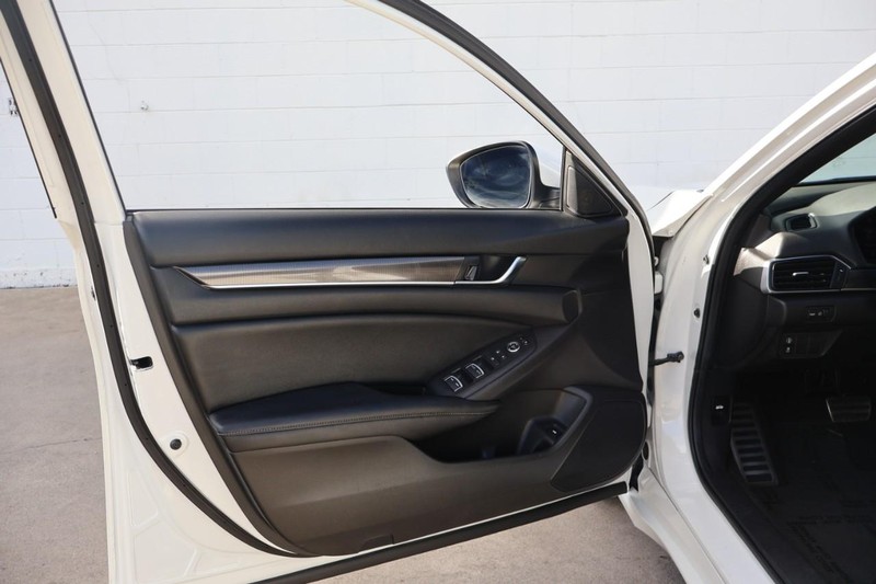 Honda Accord Sedan Vehicle Full-screen Gallery Image 14