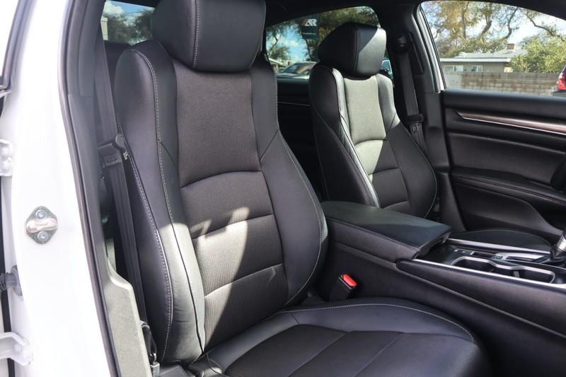 Honda Accord Sedan Vehicle Full-screen Gallery Image 21