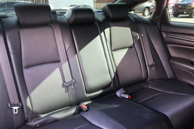 Honda Accord Sedan Vehicle Full-screen Gallery Image 22