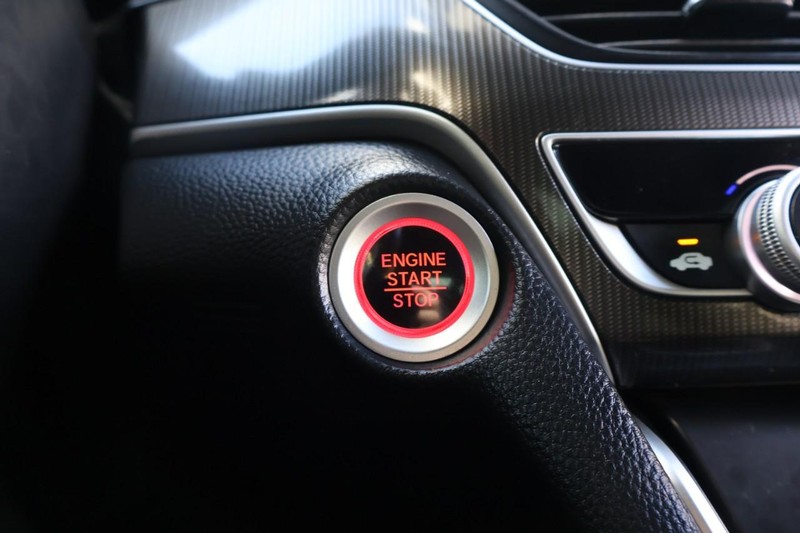 Honda Accord Sedan Vehicle Full-screen Gallery Image 28