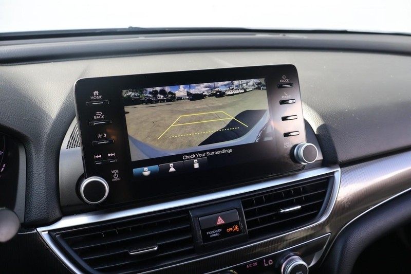 Honda Accord Sedan Vehicle Full-screen Gallery Image 31