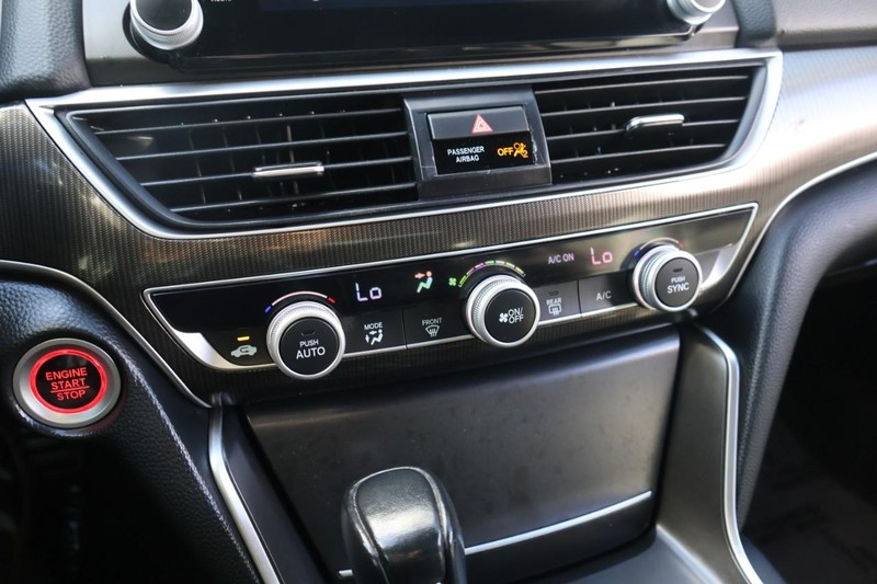 Honda Accord Sedan Vehicle Full-screen Gallery Image 32