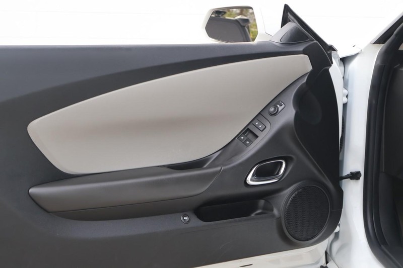 Chevrolet Camaro Vehicle Full-screen Gallery Image 15