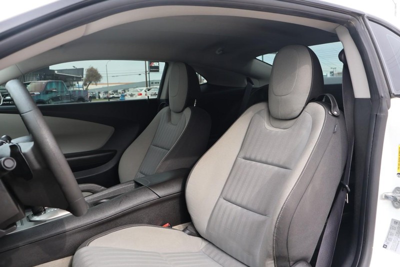 Chevrolet Camaro Vehicle Full-screen Gallery Image 17