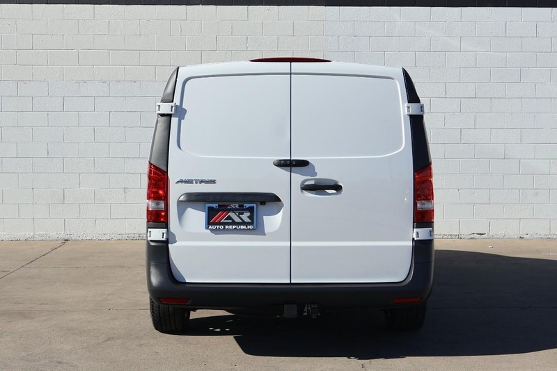 Mercedes-Benz Metris Cargo Van Vehicle Full-screen Gallery Image 07