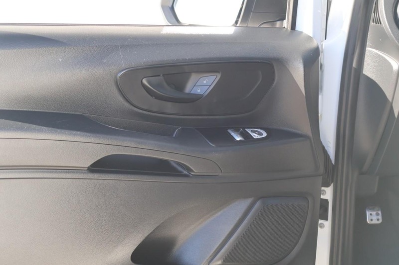 Mercedes-Benz Metris Cargo Van Vehicle Full-screen Gallery Image 16