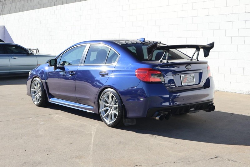 Subaru WRX Vehicle Full-screen Gallery Image 09