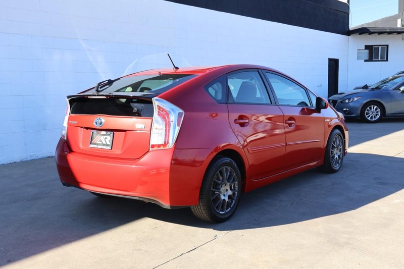 Toyota Prius Vehicle Full-screen Gallery Image 05