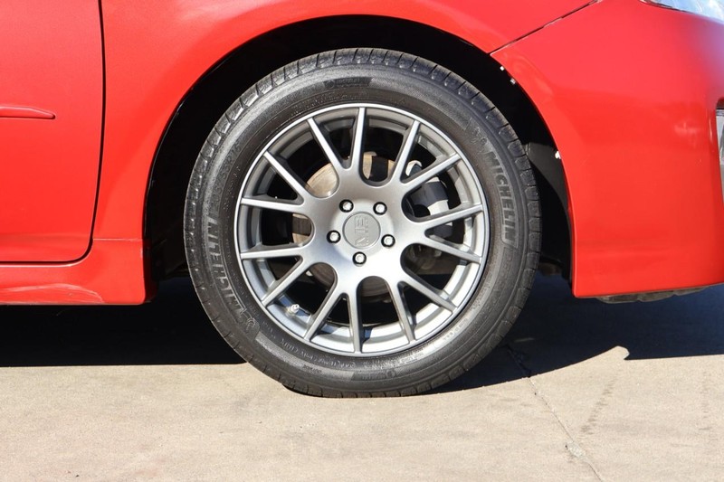 Toyota Prius Vehicle Full-screen Gallery Image 13