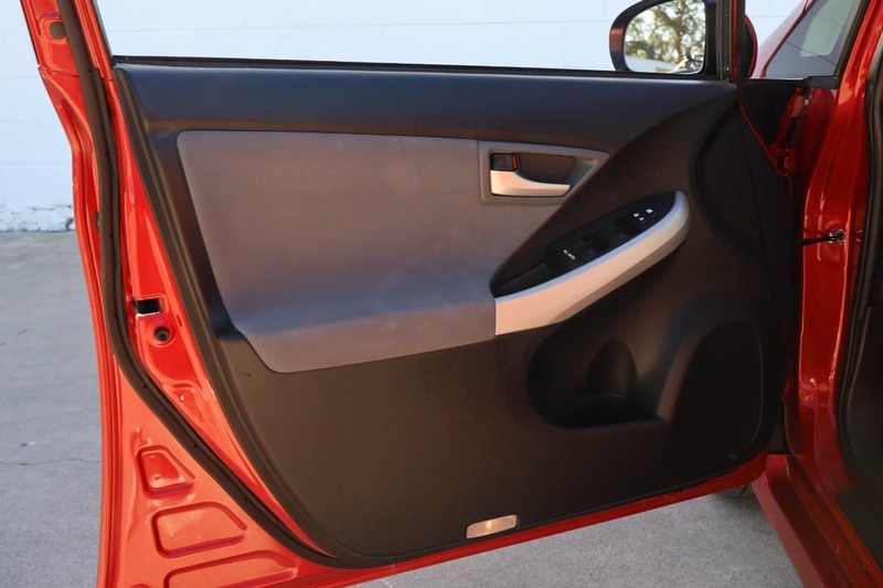 Toyota Prius Vehicle Full-screen Gallery Image 14