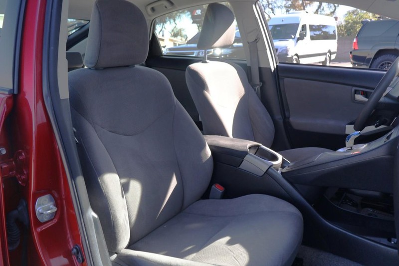 Toyota Prius Vehicle Full-screen Gallery Image 18