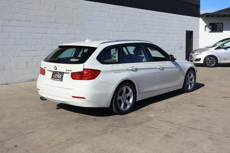 BMW 3 Series Vehicle Full-screen Gallery Image 05
