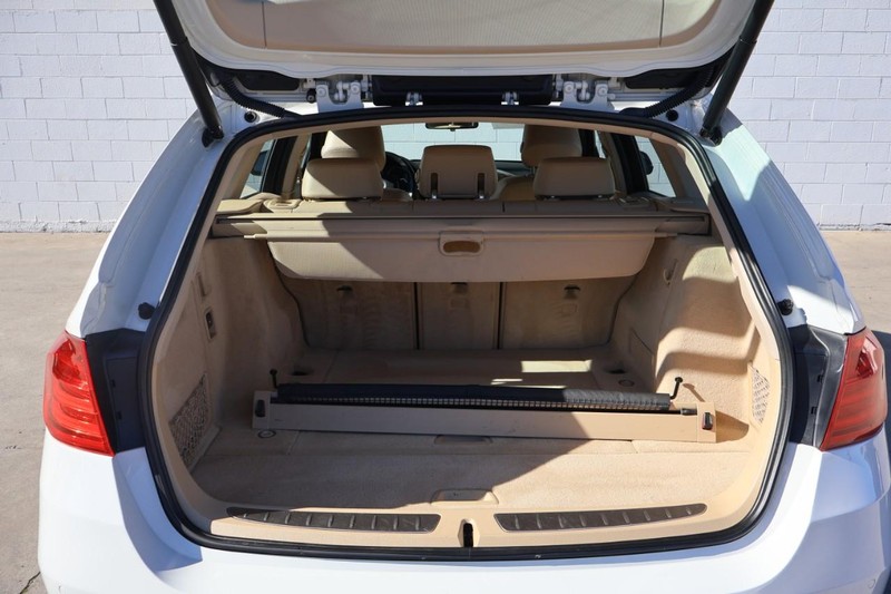 BMW 3 Series Vehicle Full-screen Gallery Image 08