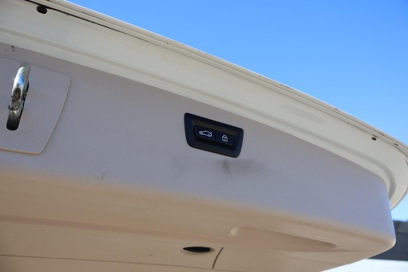 BMW 3 Series Vehicle Full-screen Gallery Image 09