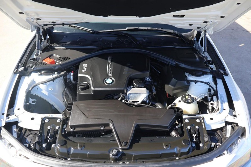 BMW 3 Series Vehicle Full-screen Gallery Image 10