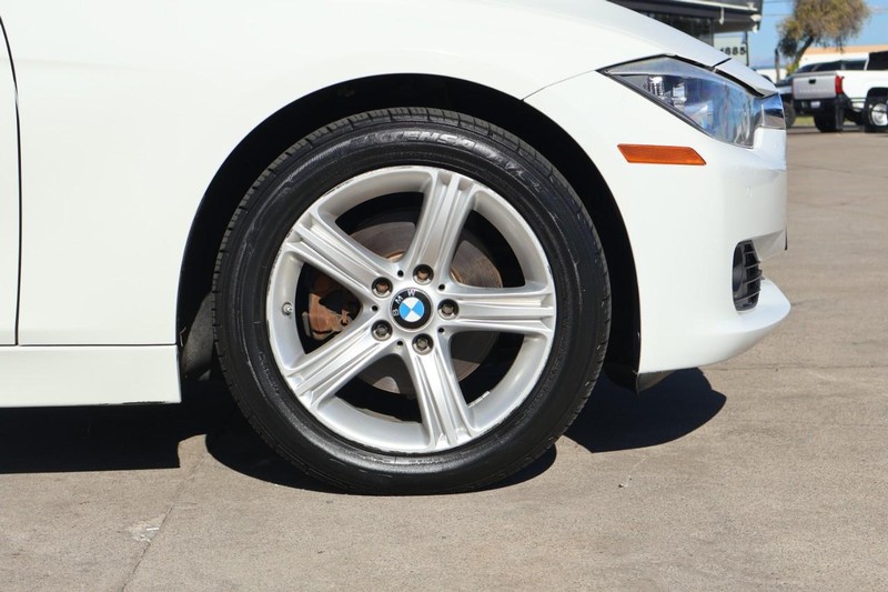 BMW 3 Series Vehicle Full-screen Gallery Image 14