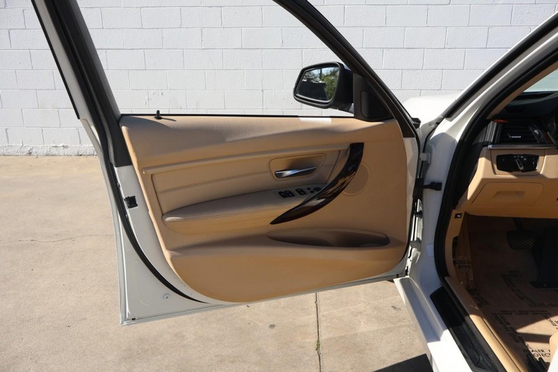 BMW 3 Series Vehicle Full-screen Gallery Image 15