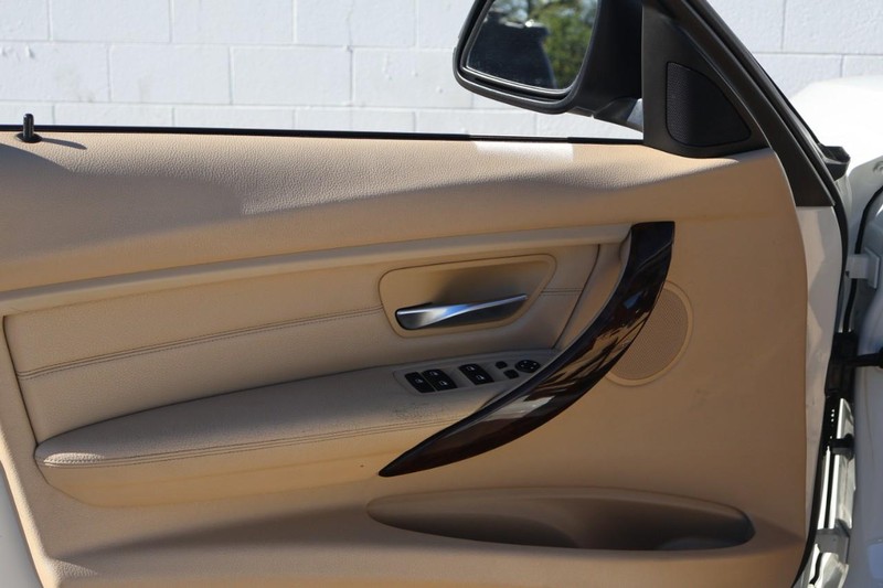 BMW 3 Series Vehicle Full-screen Gallery Image 16