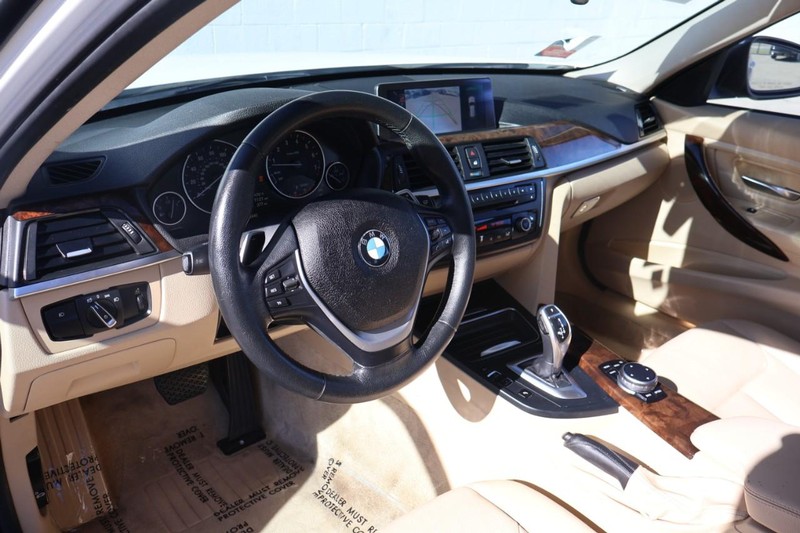 BMW 3 Series Vehicle Full-screen Gallery Image 17