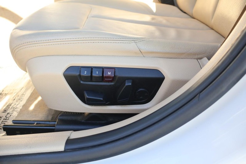 BMW 3 Series Vehicle Full-screen Gallery Image 18