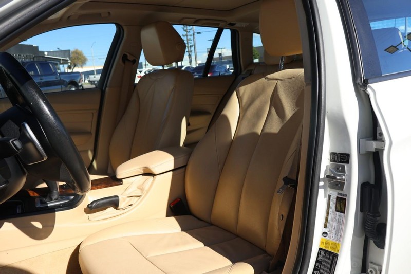 BMW 3 Series Vehicle Full-screen Gallery Image 19