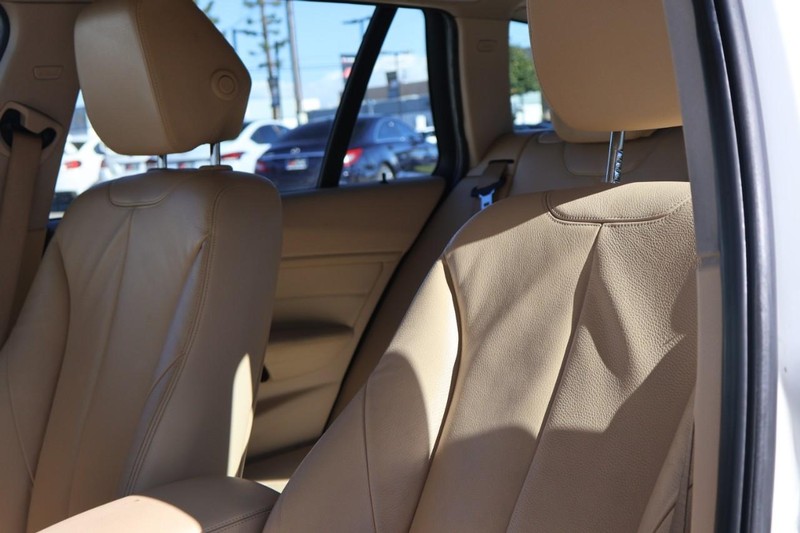 BMW 3 Series Vehicle Full-screen Gallery Image 20