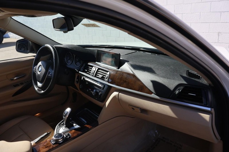 BMW 3 Series Vehicle Full-screen Gallery Image 21