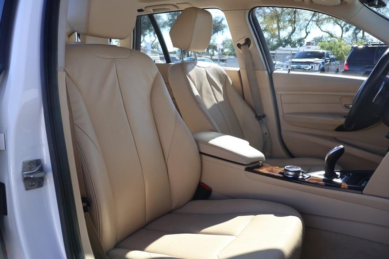 BMW 3 Series Vehicle Full-screen Gallery Image 22