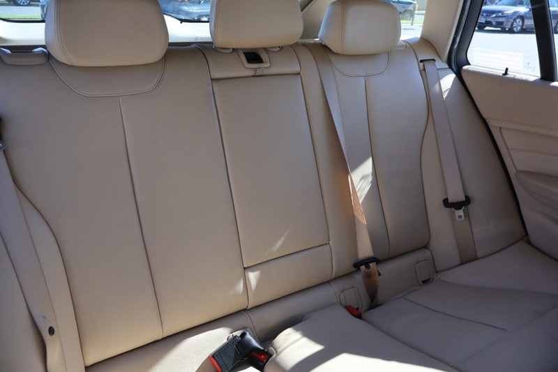 BMW 3 Series Vehicle Full-screen Gallery Image 23