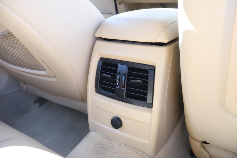 BMW 3 Series Vehicle Full-screen Gallery Image 24