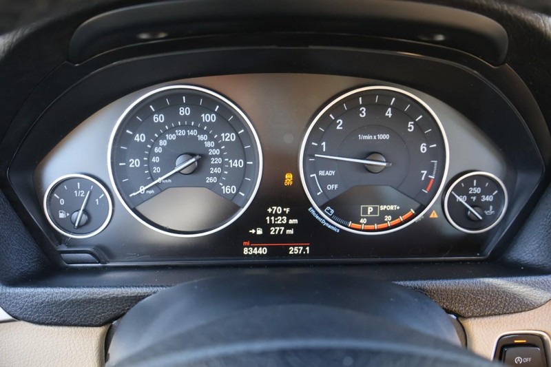 BMW 3 Series Vehicle Full-screen Gallery Image 26