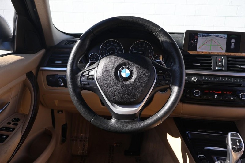 BMW 3 Series Vehicle Full-screen Gallery Image 27